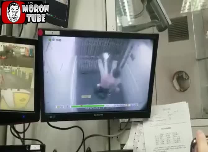 Video :When a worker is severely disciplined by his pallet truck